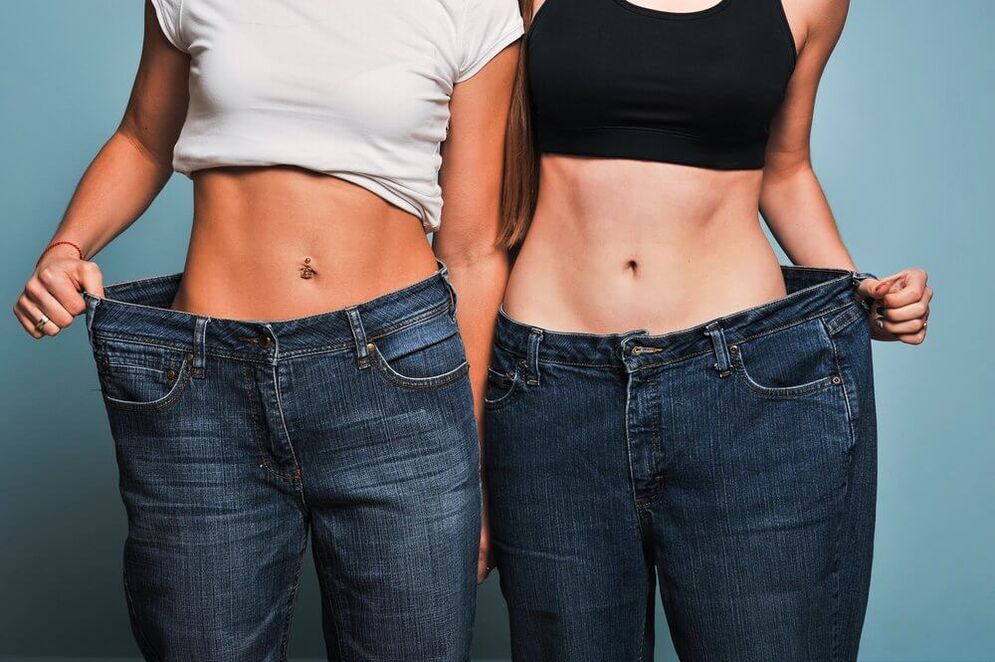 Соблюдая диету и занимаясь спортом, девушки похудели за месяц. 